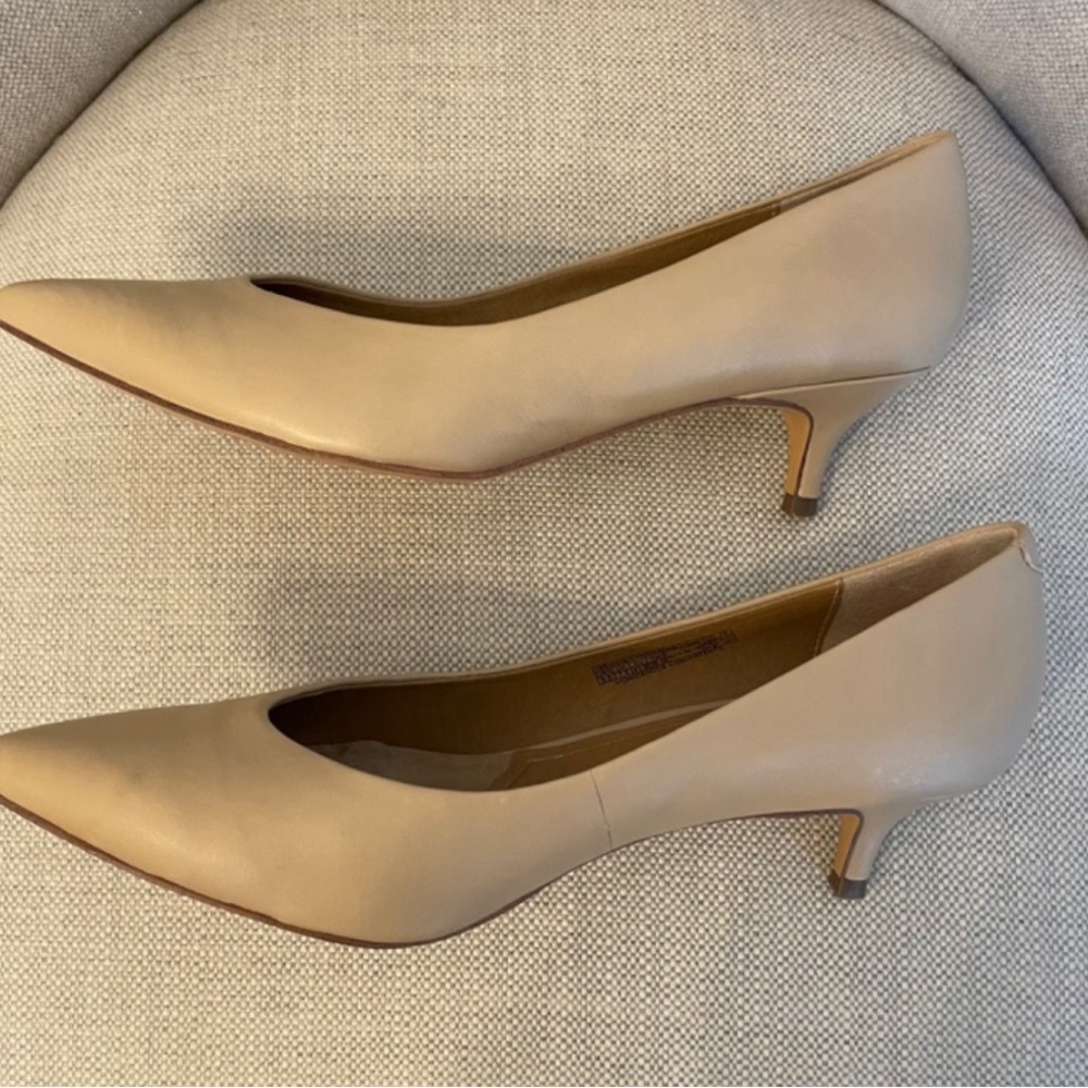 Vionic Josie Pumps Dress Shoe 2 inch Heel Tan Leather Uppers Size 9.5 Almost New